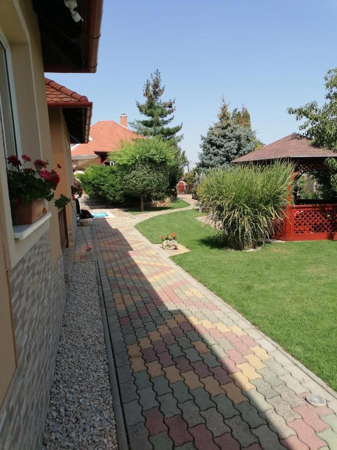 Kaktuszvirag Apartmanhaz Hajdúszoboszló Buitenkant foto