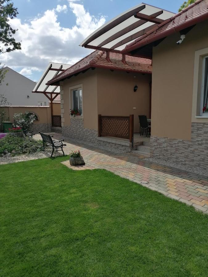 Kaktuszvirag Apartmanhaz Hajdúszoboszló Buitenkant foto